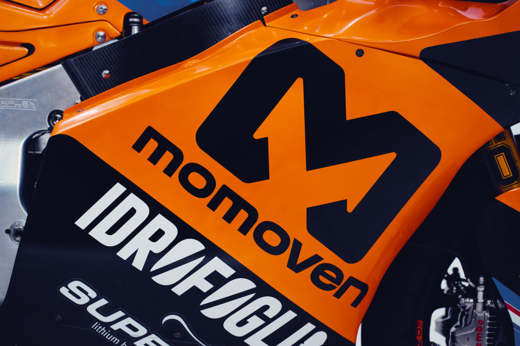 Nuevo logo de Momoven puesto en la moto de Momoven Racing Team