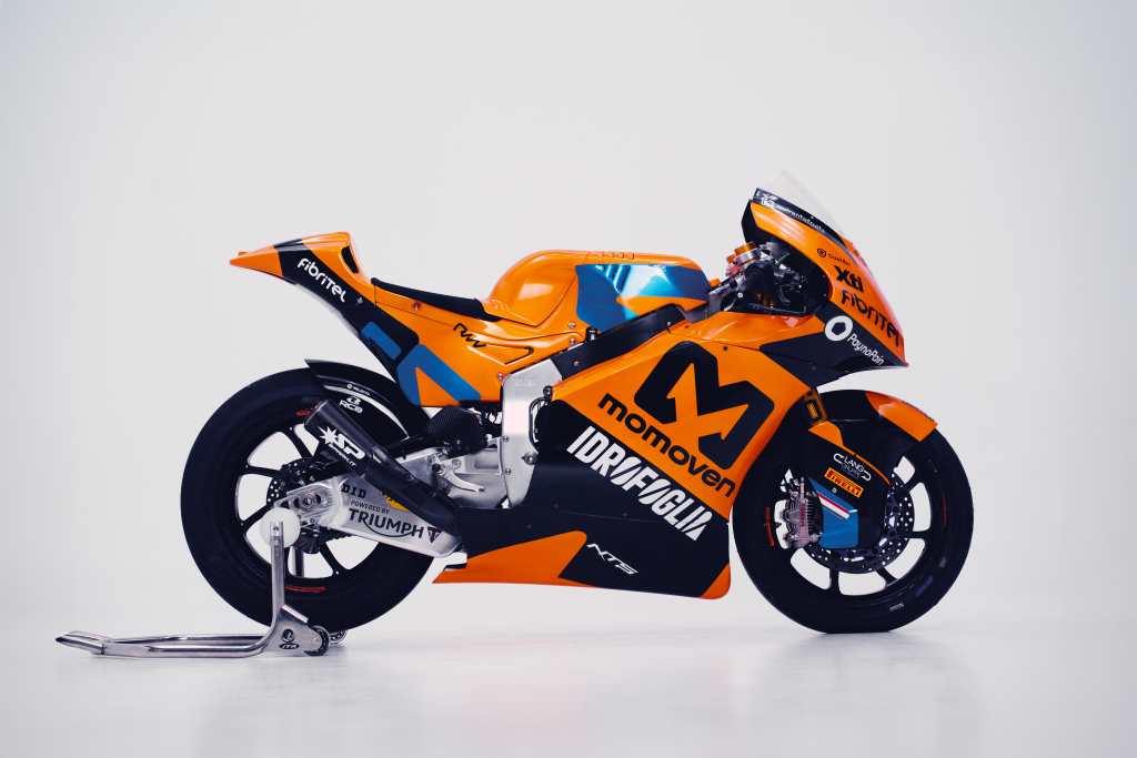 Costado derecho nueva moto Momoven Racing Team