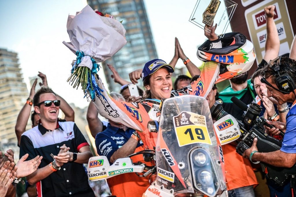Laia Sanz celebrando su podium en el Dakar 2017